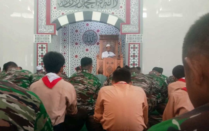 Khotbah Jumat PNS Korem 081/DSJ H. Markam