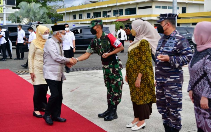 Danlanud Sutan Sjahrir Kol Nav Saeful Rakhmat bersama Ketua PIA AG Cab 14/D.I Lanud Sut Ny Cicik Saeful Rakhmat mengantar kepulangan Wapres Ma'ruf Amin, Jum'at (5/5) 