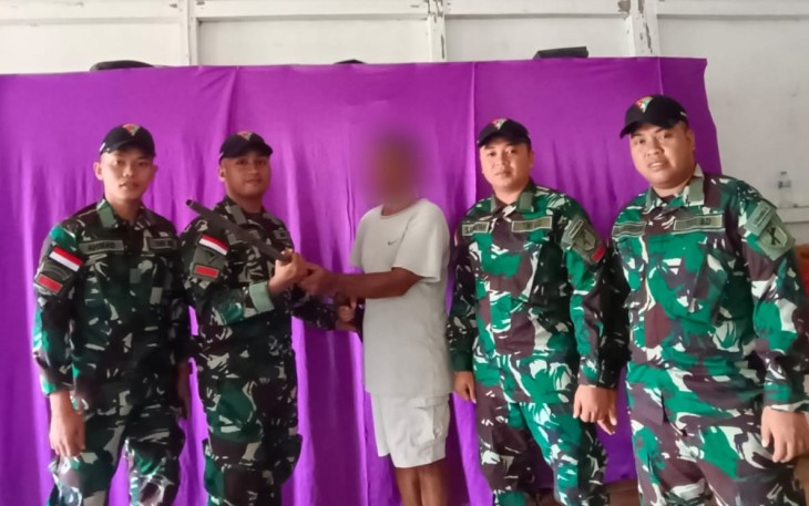 Warga serahkan senpi rakitan di perbatasan 