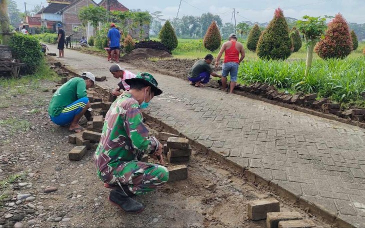 Gotong-royong paving jalan desa wilayah binaan 