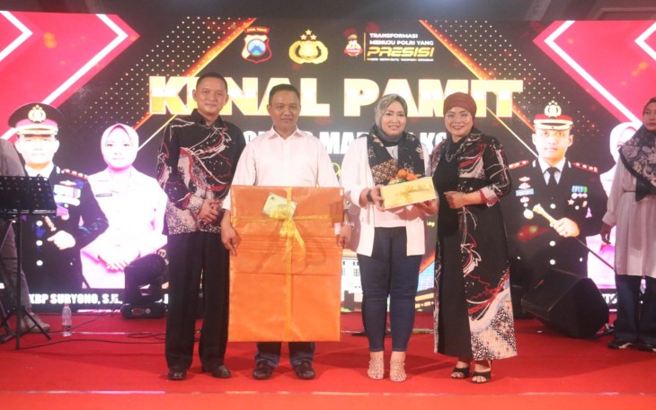 Dandim 0803/Madiun Letkol Inf Meina Helmi saat memberikan cenderamata 