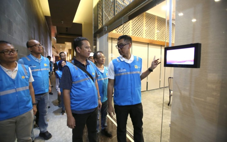 Dirut PLN Darmawan Prasodjo saat pengecekan salah satu  venue KTT ASEAN di Labuan Bajo, NTT, Sabtu (6/5)