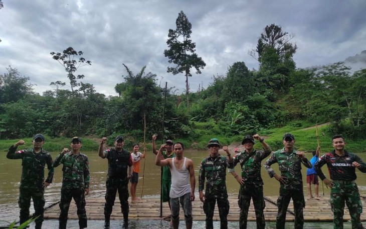 Rakit bambu penyebrangan di perbatasan 