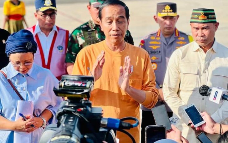 Presiden Joko Widodo memberikan keterangan di bandara Komodo, Kabupaten Manggarai Barat, NTT, Minggu (7/5)