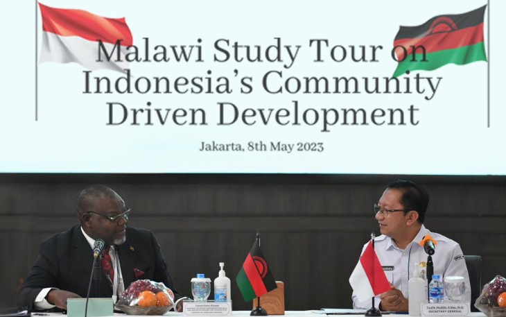 Sekretaris Jenderal Kementerian Desa, Pembangunan Daerah Tertinggal dan Transmigrasi Taufik Madjid didampingi Dirjen PDP Sugito , Dirjen PEID Harlina Sulistyorini, Dirjen PPKTrans Danton Ginting beserta Eselon 2 Kemendes PDTT Menerima Kunjungan Delegasi Pemerintah Republik Malawi dikantor Kemendes PDTT.Jakarta, Senin (8/5/2023)