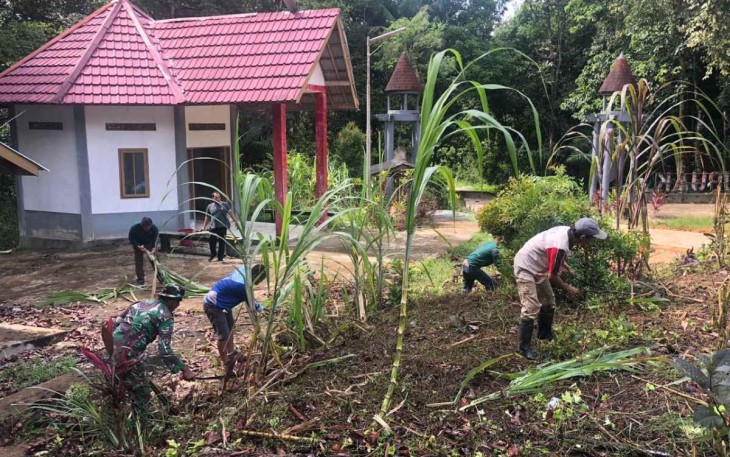 Karya bakti bersihkan lingkungan rumah Adat Dayak Bidayuh