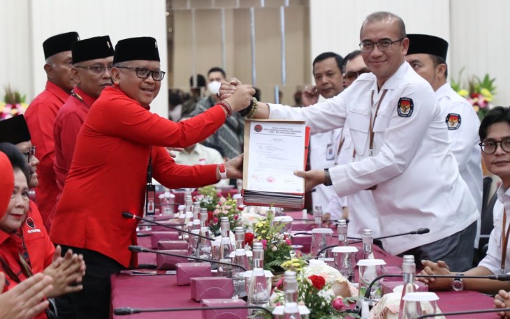 Sekjen PDIP Hasto Kristianto saat menyerahkan daftar caleg ke KPU di Jakarta, Kamis (11/5)