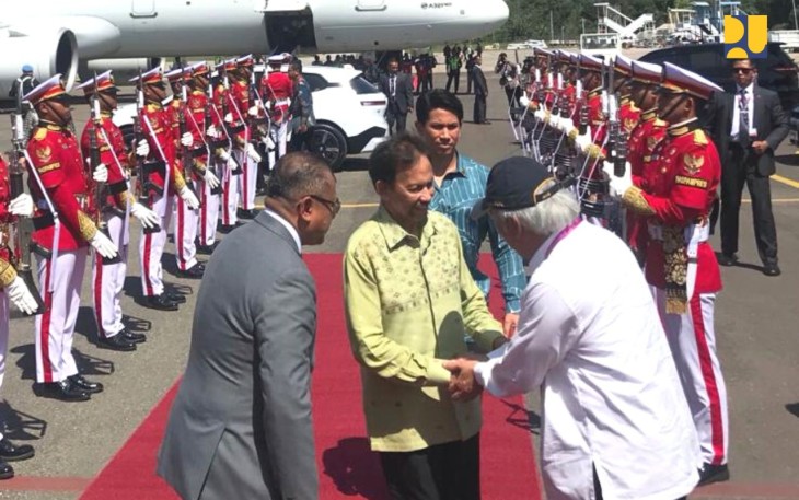 Menteri Basuki (baju putih) saat mengantar kepulangan Sultan Brunei Darussalam di bandara Komodo, NTT, Kamis (11/5)