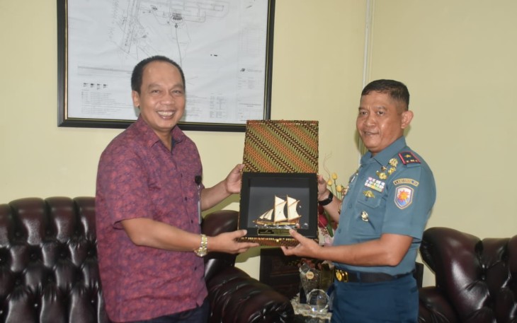 Danlantamal VI Makassar Brigjen TNI (Mar) Amir Kasman saat menerima cenderamata dari GM Angkasa Pura I bapak Wahyudi di Makassar, Kamis (11/5)