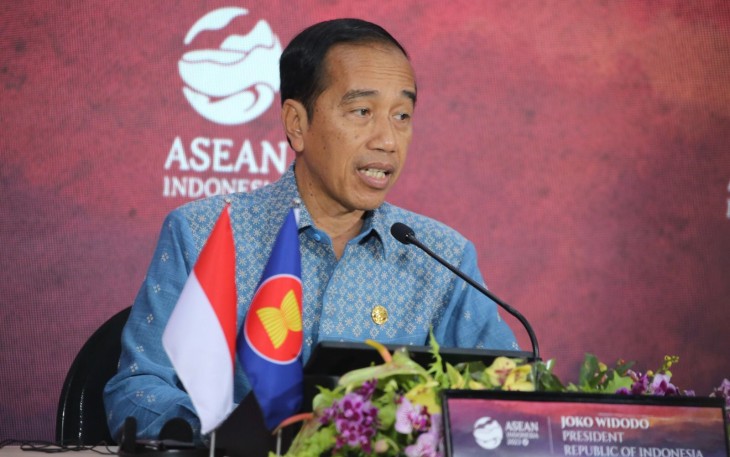 Presiden Joko Widodo saat menyampaikan hasil KTT ASEAN ke-42 di Hotel Bintang Flores, Labuan Bajo, NTT, Kamis (11/5)