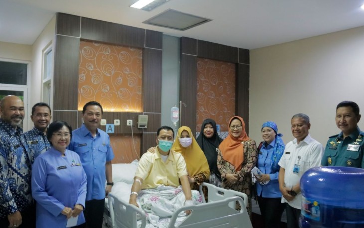 Ketum PPAL Laksamana TNI (Purn) Siwi Sukma Adji saat mengunjungi purnawirawan dirawat di RSPAL dr Ramelan, Surabaya, Kamis (11/5)