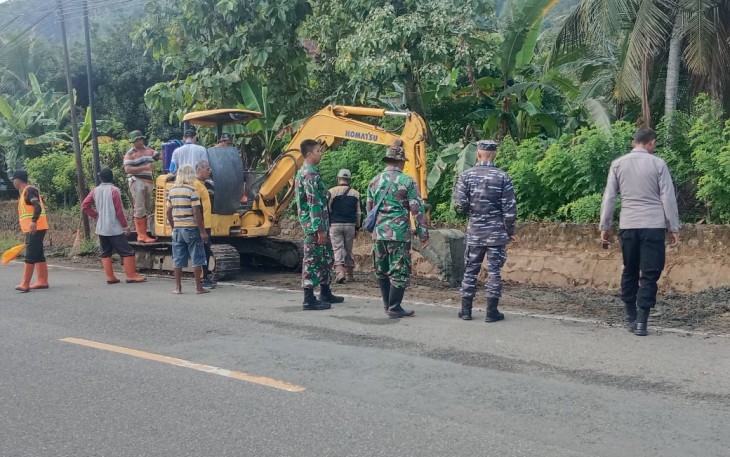 Kerja bakti bersihkan jalan di wilayah 