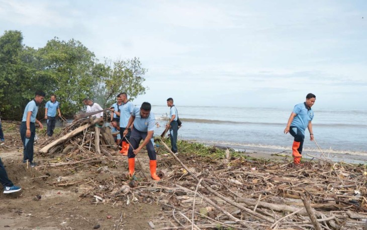 Prajurit lanud Sutan Sjahrir bersihkan sampah di ujung pantai Muara Anai Kelurahan Pasir Nan Tigo, Padang, Jum'at (12/5)