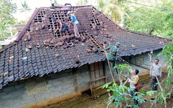 Gotong-royong perbaiki atap rumah warga binaan 
