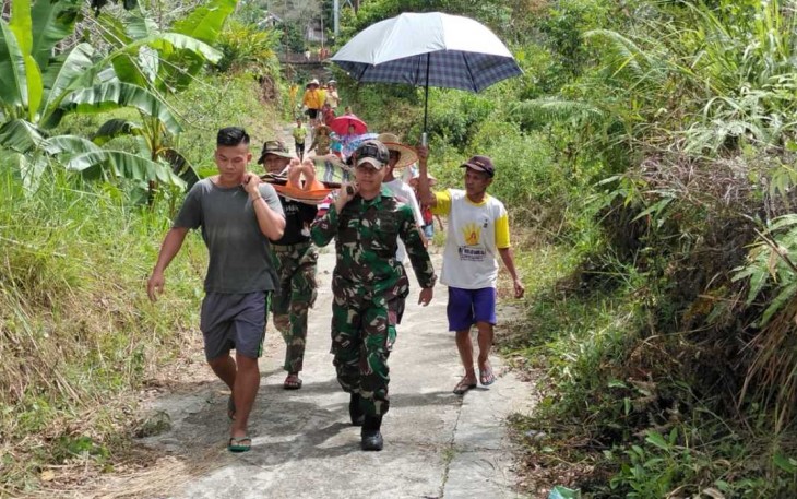 Tandu warga pasca melahirkan di perbatasan 