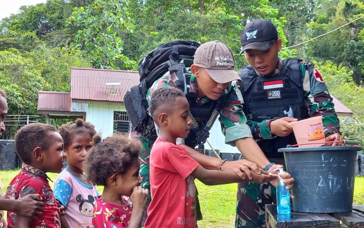 Person Satgas Yonif R 200 dekat dengan anak-anak
