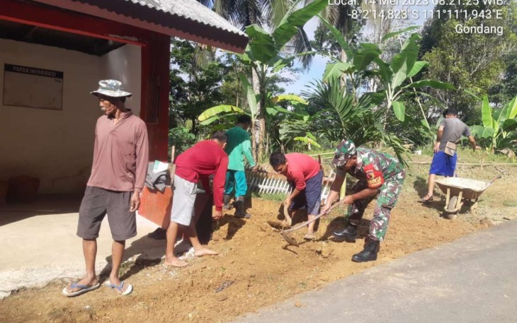 Gotong royong bersama warga binaan bersihkan lingkungan 
