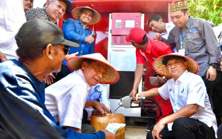 MenkopUKM Teten Masduki saat peresmian SPBU Nelayan di Aceh, Minggu (14/5)