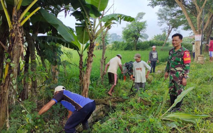 Gotong royong bersama warga binaan bersihkan saluran irigasi 