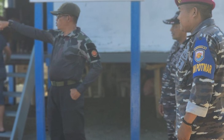 Danlantamal VI Makassar Brigjen TNI (Mar) Amir Kasman saat meninjau Posal Sinjai