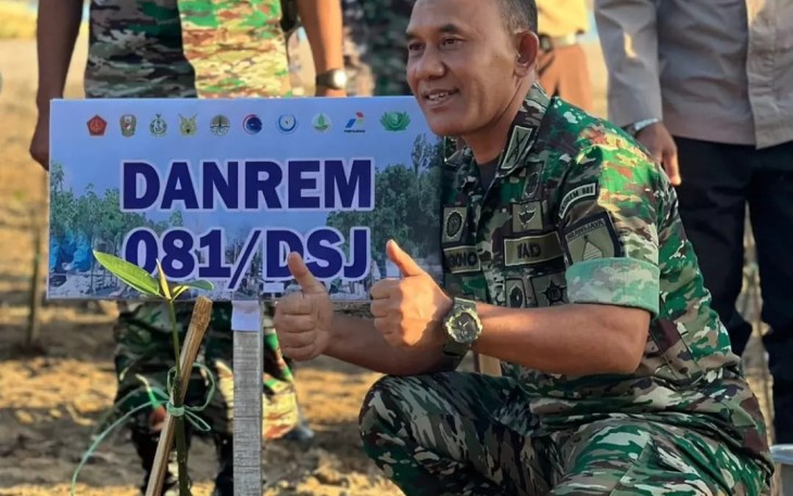 Danrem 081/DSJ Kolonel Inf H. Sugiyono tanam mangrove di pantai Soge Pacitan, Senin (15/5)
