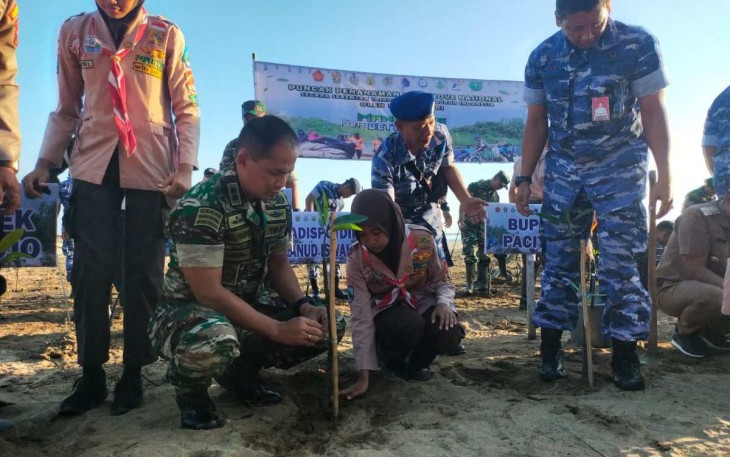 Dandim 0801/Pacitan Letkol Inf Roliyanto tanam mangrove di pesisir pantai Soge, Senin (15/5)