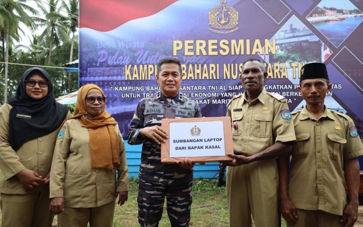 Pangkoarmada III Laksda TNI Agus Hariadi menyerahkan laptop saat peresmian KBN di Katinim Kabupaten Sorong