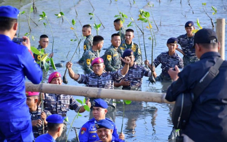 Danlantamal VI Makassar Brigjen TNI (Mar) Amir Kasman saat tanam mangrove 
