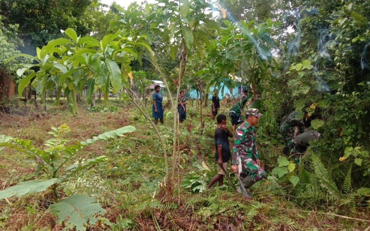 Kerja bakti pembersihan lingkungan di kampung Trikora