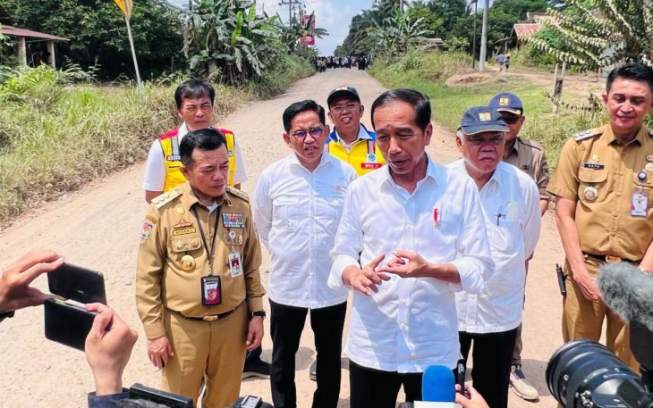 Presiden Joko Widodo memberikan keterangan usai meninjau jalan batas kota di Provinsi Jambi, Selasa (16/5)