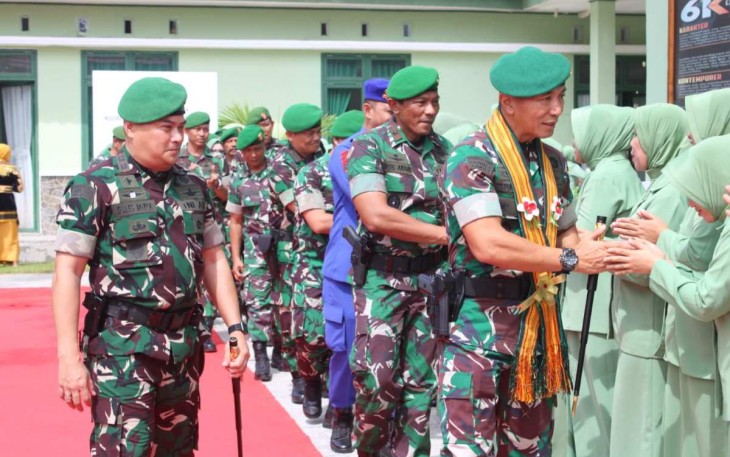Pangdam XIV Hasanuddin Mayjen TNI Dr Totok Imam Santoso disambut prajurit Kodim 1416/Muna