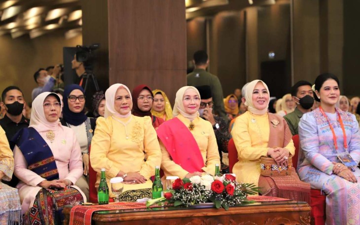 Ibu Iriana Joko Widodo saat menghadiri HUT Dekranas Ke-43 di Hotel Santika Dyandra, Medan 