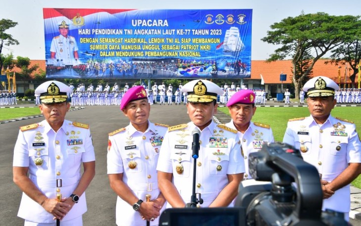 Kasal Laksamana TNI Muhammad Ali saat memberikan keterangan pers di Surabaya, Rabu (17/5)