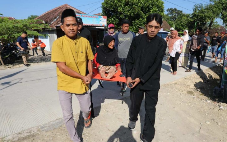 Seorang nenek dievakuasi menggunakan tandu saat Simulasi Evakuasi Mandiri di Desa Nglungger, Blora, Jawa Tengah 
