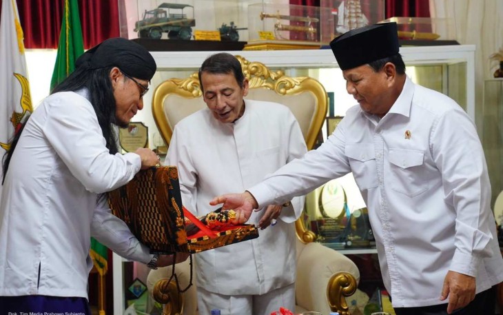 Menhan Prabowo Subianto memberikan cenderamata kepada Habib Lutfi di Pekalongan 