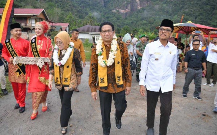 Mendes PDTT Abdul Halim Iskandar didampingi Istri Lilik Umi Nasriyah , Bupati Lima Puluh Kota Safaruddin Dt. Bandaro Rajo ,Rektor UNP Prof.Genefri menghadiri dan meresmikan Objek Wisata di Desa/Nagari Harau yang Merupakan dana Dari Kemendes.Harau, Sumbar,Jumat, (19/5/2023) 