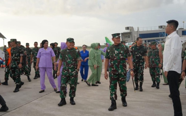 Pangdam I/BB Mayjen TNI Achmad Daniel Chardin saat mendampingi Panglima TNI Laksamana Yudo Margono di Padang 