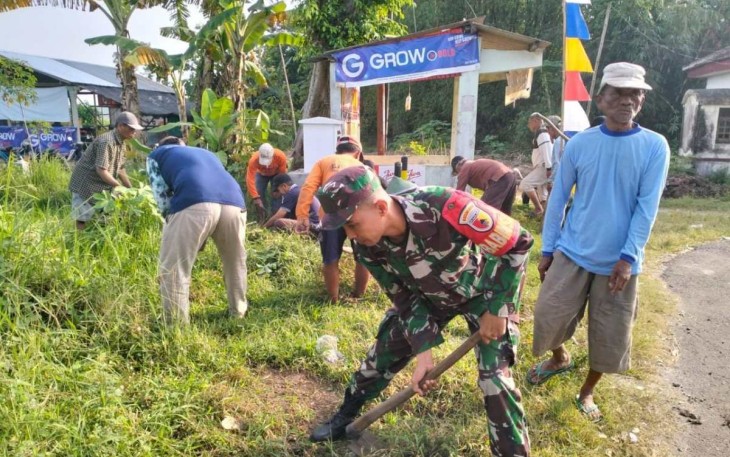 Bersihkan lingkungan di wilayah desa binaan 