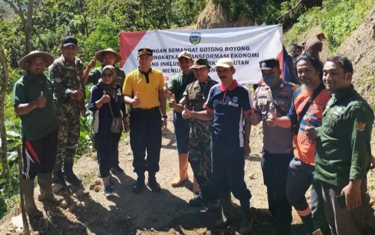 Gotong royong pelebaran jalan di wilayah desa binaan 