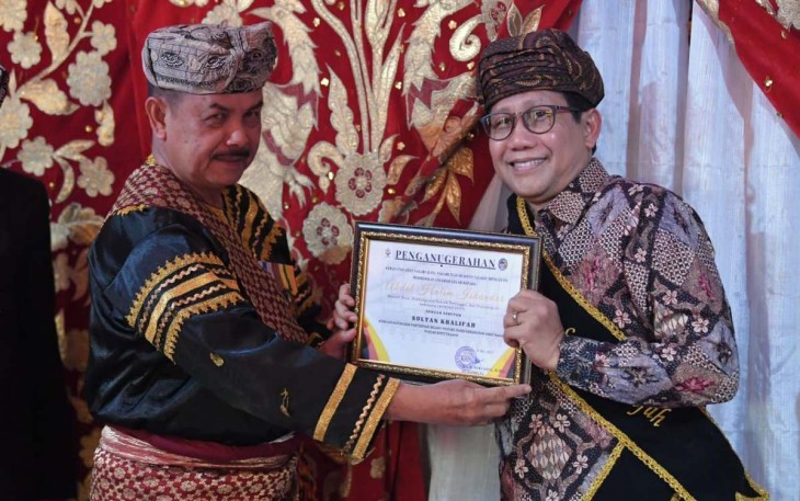 Mendes PDTT Abdul Halim Iskandar saat menerima Gelar Sutan Khalifah dari Warga Minangkabau, Sabtu (20/5)