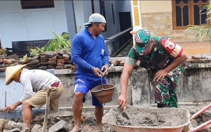 Gotong royong pembuatan saluran irigasi 