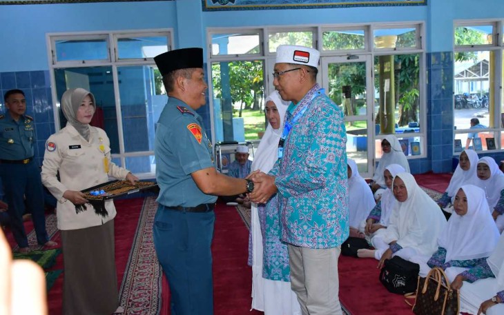 Danlantamal VI Makassar Brigjen TNI (Mar) Amir Kasman saat melepas calon haji