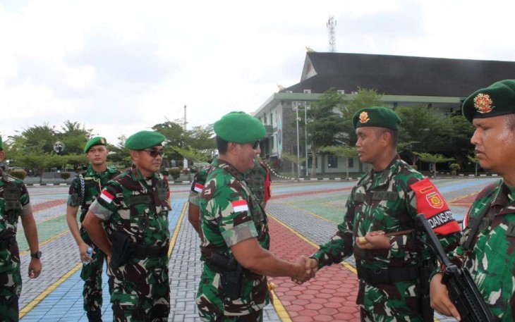 Pangdam XII/Tpr Mayjen TNI Iwan Setiawan memberikan ucapan selamat bertugas ke Dansatgas Yonarmed 10/Roket