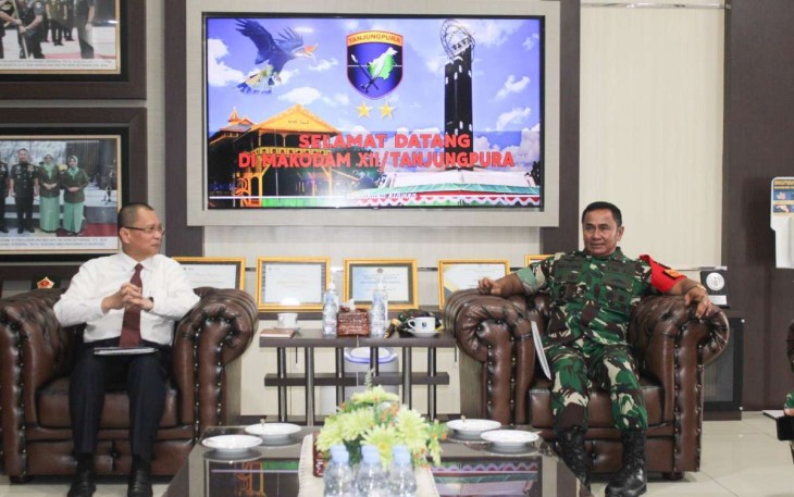 Pangdam XII/Tpr Mayjen TNI Iwan Setiawan bersama rektor Untan Prof Dr Garuda Wiko
