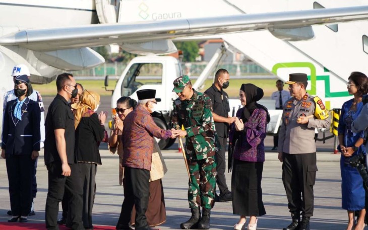 Pangdam IX Udayana Mayjen TNI Sonny Aprianto saat menyambut Wapres Ma'ruf Amin 