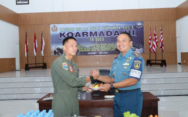 Kepala Staf Koarmada III Laksamana Pertama TNI Rudhi Aviantara saat memberikan nasi tumpeng syukuran doa bersama 