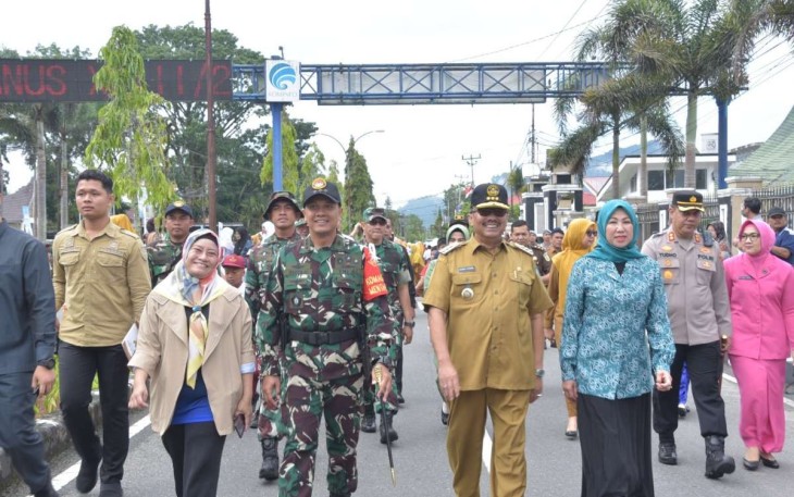 Danmentarlat Kolonel Laut (P) Wahyu Cahyono bersama Bupati Pasaman