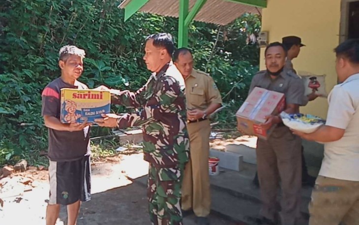 Danramil 0806/13 Dongko saat memberikan bantuan sembako