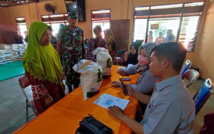 Pendistribusian bahan pangan warga desa binaan 