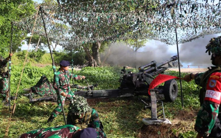 Pangkoarmada III Laksma TNI Rachmad Jayadi saat menembakkan meriam dalam latihan tempur Koarmada III di perairan Sorong, Rabu (24/5)